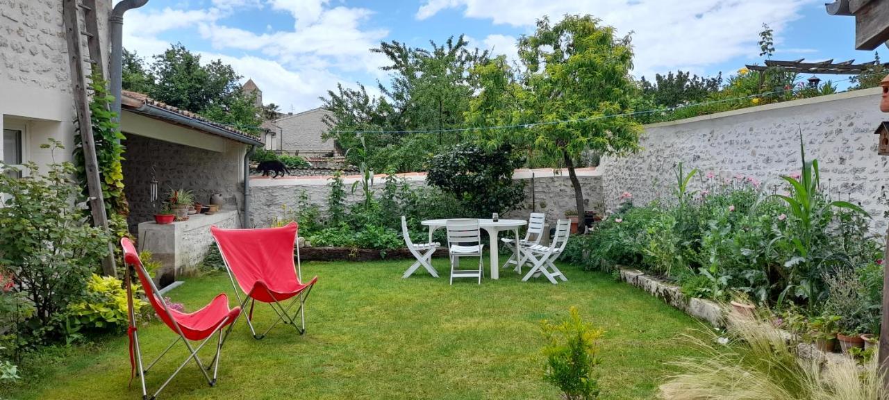 Suite De Charme Dans Une Maison Charentaise Cozes エクステリア 写真